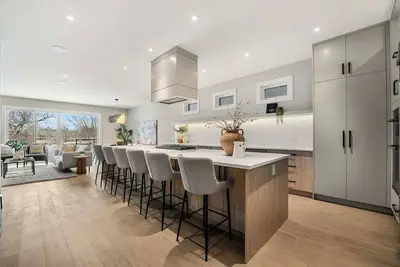 Image de Riverfront|7 min to Stampede|3 King Bd|ChefKitchen
