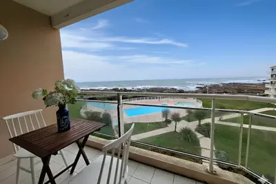 Image de Studio lumineux avec vue mer  piscine