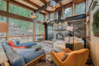 Image de Painted River Retreat by Tahoe Getaways - 4br w River Views, Hot Tub & Ev Charger.