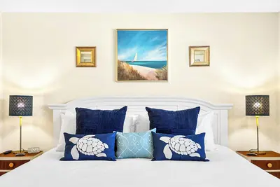 Image de Sophisticated coastal style, steps to sand.