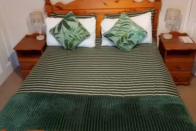 Comfortable 3-Bed House • Free Parking • Close to Town