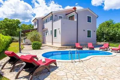Villa Tara with heated pool by Villas Guide
