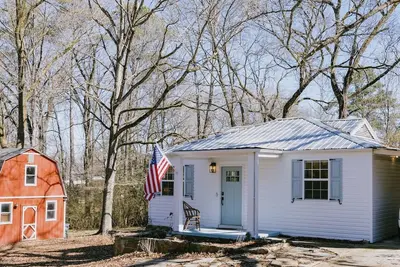 Image de Vintage-Inspired 2br Cottage Leeds Near Barber, Outlets, Bass Pro & Buc-ee’s