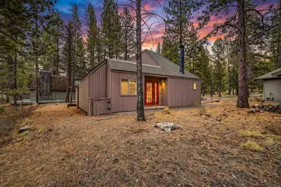 Image de Across from Sharc, Pet-Friendly Modern Bungalow with Hot Tub