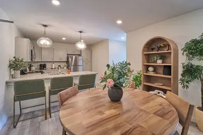 Image de Ruby 100: 2bd | Great Location + Shared Amenities!