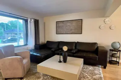 Image de Entire home in Windsor, Canada\nTerrific 3-bedroom house in charming neighborhood