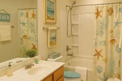 Image de Candle Maker's Cove: King Bed, Fiber WiFi, Full Kitchen Access