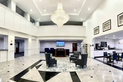 Image de Modern suites designed with your comfort in mind, free breackfast.
