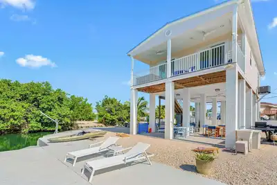 The Salty Coconut ~ Waterfront ~ Dock ~ Hot Tub