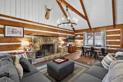 Image de Cabin w/river access & hot tub, dog-friendly