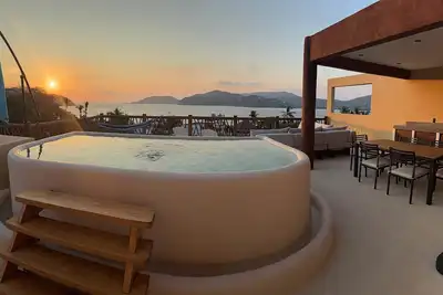 Image de Penthouse private pool 1 block from beach 3 bedroom