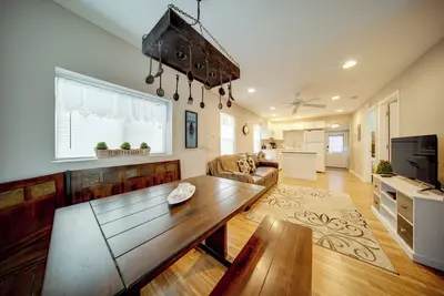 Image de Gotl strip cottage. Walk to the beach.