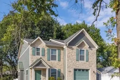 Image de Adorable 4-bedroom/5 bathroom house with Ac - 2 blocks from Ku Campus!