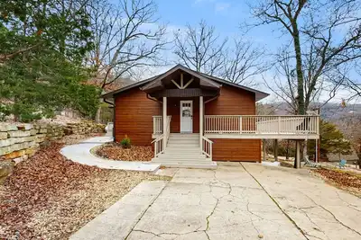 Image de Peaceful Top-Floor Retreat with Lake Views, Spacious Deck, Ac, and Washer/Dryer