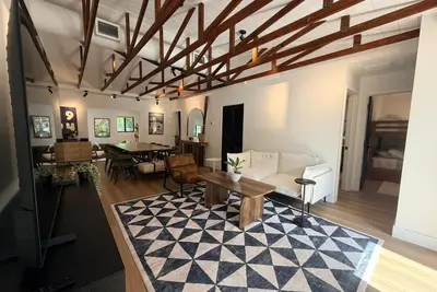 Image de 4br Home • 14 Guests • Miami • Near Design District & Wynwood • Yard & Fire Pit