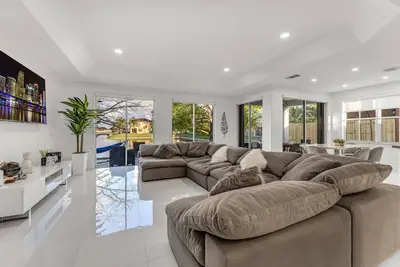 Image de Miami Lakefront Modern | Sleeps 10, Kayaks & Games