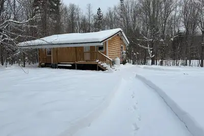 Image de Crossover Cabin is ready for your outdoor adventure! Perfect for snowmobilers! !