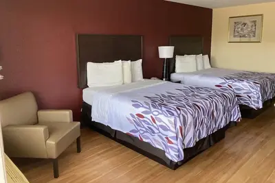 Image de 2 Queen Rooms Near Tinsley Dog Park – Free Lobby Coffee