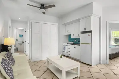 Image de 1 Br Sand Dollar Stay, Couples Stay @ heart of Grace Bay, 5 min Walk to the Beach