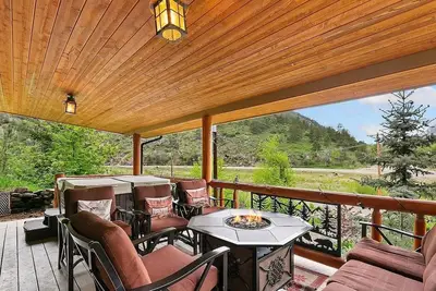 Image de Luxury Riverfront Cabin Near Rmnp with Hot Tub, Fire Pit, and Mountain Views