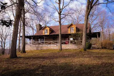 Image de Historic Cozy 4-bedroom Log Cabin with Hot Tub in charming Leipers Fork