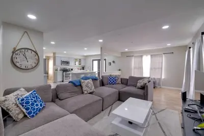 Image de 6 Cozy Bedrooms | Peaceful | Modern Interior