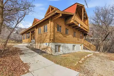 Image de Cozy Cabin Retreat • Near Ski Resorts • Vintage Vibe • Game Room • Bunk Room