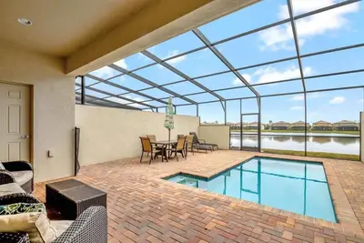 Image de Lakefront 5br Villa • Private Pool & View