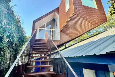 Image de Award winning treehouse retreat in East Austin