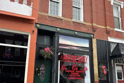 Image de Historic loft next to restaurant, tavern, and shopping right outside your door!