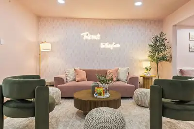Image de Spacious Pink Home by Disneyland Knotts Family Game Room Theater & Free Parking