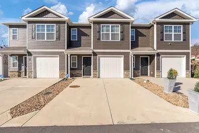 Image de ‼️New 3br Raceday Retreat - Steps from Speedway