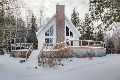 Private Lakefront Cottage - Sleeps 8