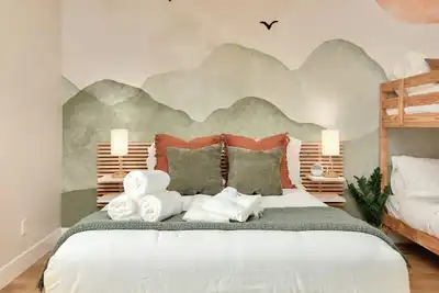 Image de Modern Japandi Home with Fire-Pit Evenings and Fast Internet