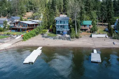 Image de Shuswap Lakefront • Cozy Retreat with Dock, Fishing, Kayaks, Trails & Fire Pit