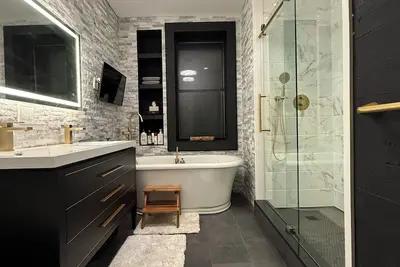 Image de Luxurious 3-bedroom apartment in the heart of the Italian Market. Huge Roof Deck