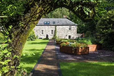 Image de Truly exceptional wellness retreat with hot tub and private garden.