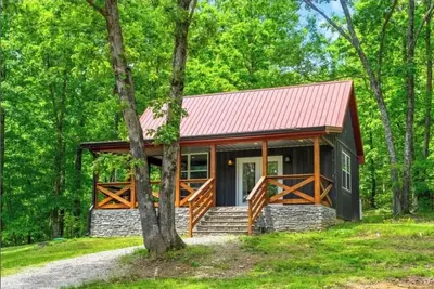 Image de Cozy 2-bedroom cabin nestled in the woods adjoining Pennyrile Forest State Park.