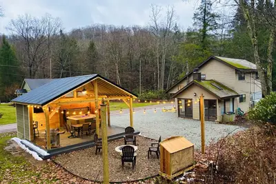 Image de Yough Lake Streamside Cottage w/ Hot Tub, Pavilion, Firepit