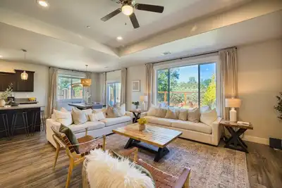 Image de Carnegie Place :: Swim Spa + Private + Modern