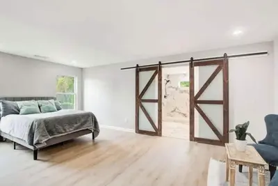 Image de Close to Mercedes Benz Stadium, State Farm Arena 5-brm house with Ac in  Atlanta