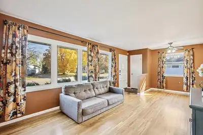 Image de Spacious 4-bedroom house in Minneapolis Ne Suburb