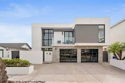 Image de The premier Spacious 5-bedroom beach house in Oceanside over looking the beach.