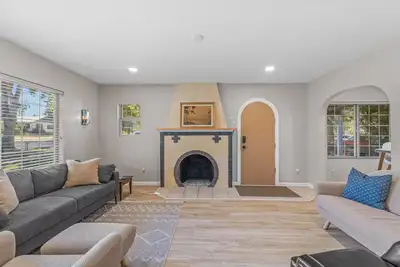 Image de Charming 1928 Vintage Home • Spacious 3-Bd • Quiet, Cozy, Well-Appointed