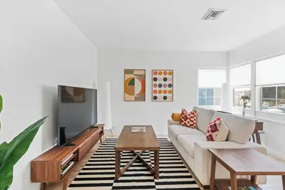 Image de Sunny 2br Home with Private Yard + Bbq