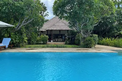 Image de Villa Mawar en bord de mer – Piscine privée, couchers de soleil & personnel