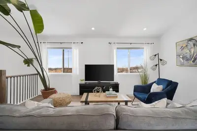 Image de Chic & Comfortable Upper Suite w/ Parking Near Dtk