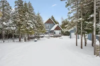 Image de Escape to Three  Bears Cottage, a cozy cedar-lined cottage just two blocks from Lake Huron. Enjoy evenings by the fireplace, mornings on the wrap-around porch, and peaceful moments surrounded by nature on the beautiful Bruce Peninsula.