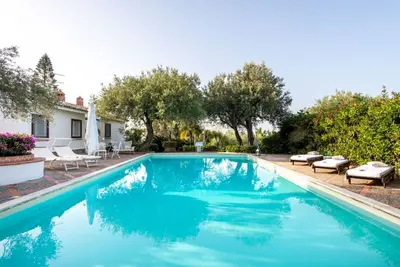 Image de Villa Grimodi is an oasis of peace and tranquillity, immersed in the unspoiled nature of the Nebrodi Park and surrounded by centuries-old olive groves and vineyards. It is located in the picturesque Contrada Grimodi, in the territory of Caronia, in the p