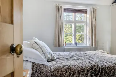 Image de Modern English Rustic Cottage | Peaceful & Picture-Perfect | Working Open Fire